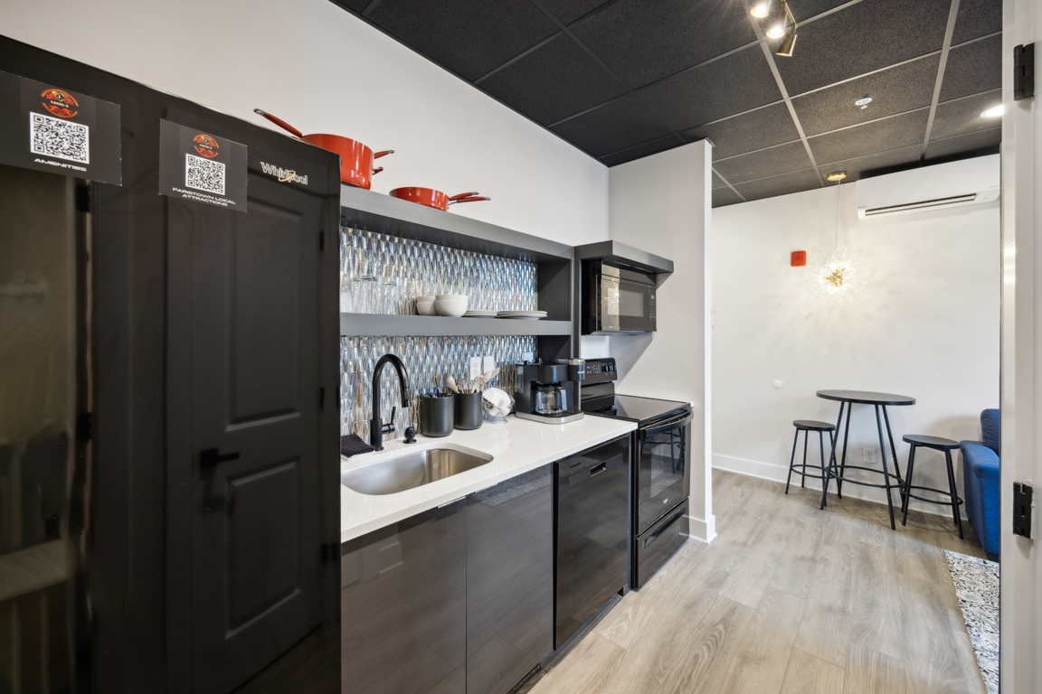 The Thunder Over Louisville Suite Kitchen and Dining Area, Louis X, Louisville, KY
