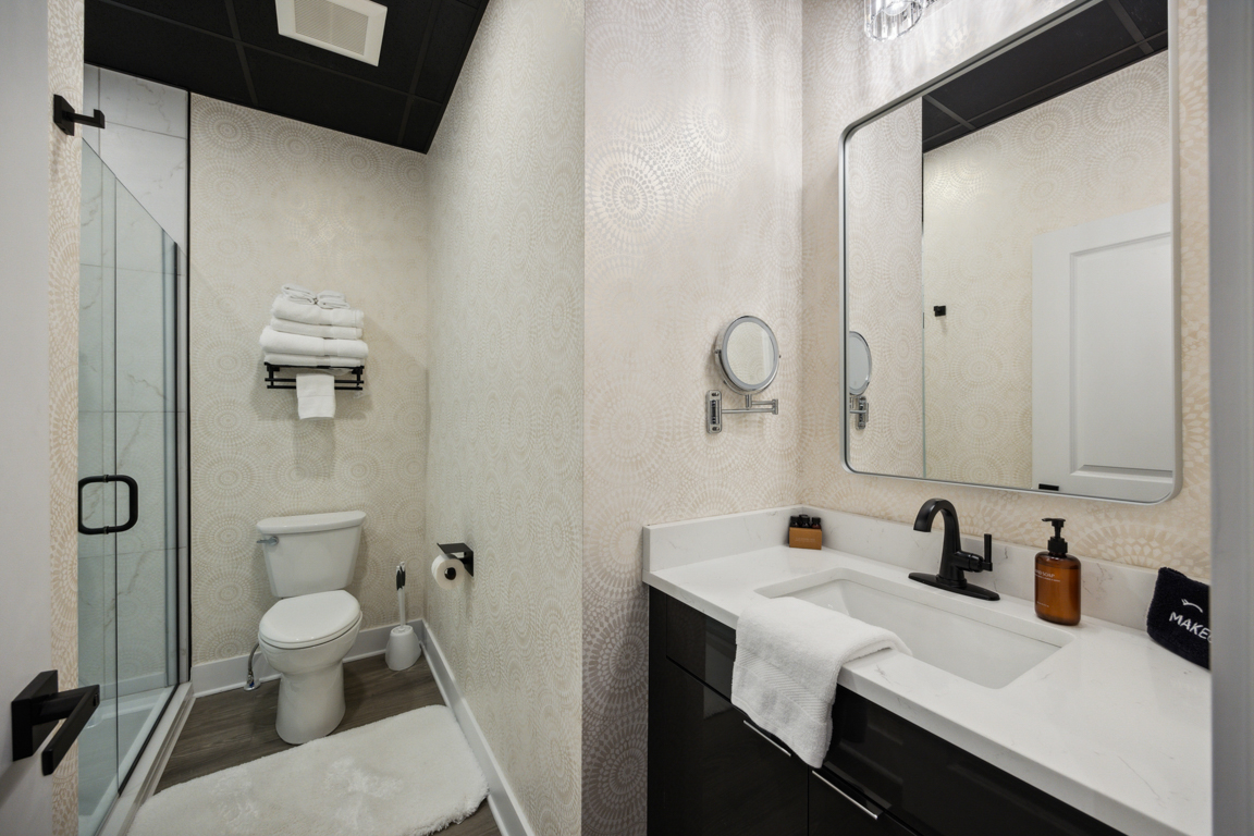 The Thunder Over Louisville Suite Bathroom, Louis X, Louisville, KY
