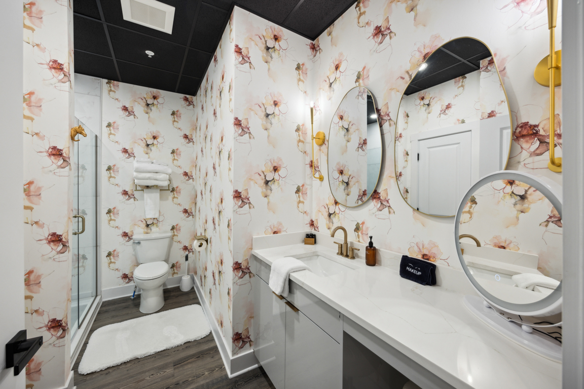 Kentucky Oaks Suite Bathroom, Louis X, Louisville, KY