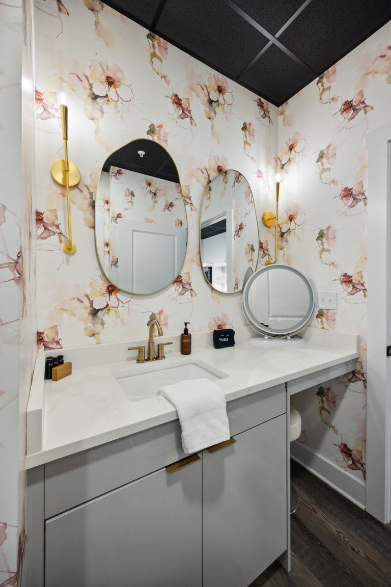 Kentucky Oaks Suite Bathroom Vanity, Louis X, Louisville, KY