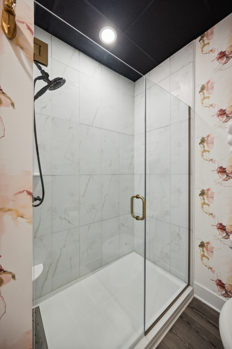 Kentucky Oaks Suite Bathroom Shower, Louis X, Louisville, KY