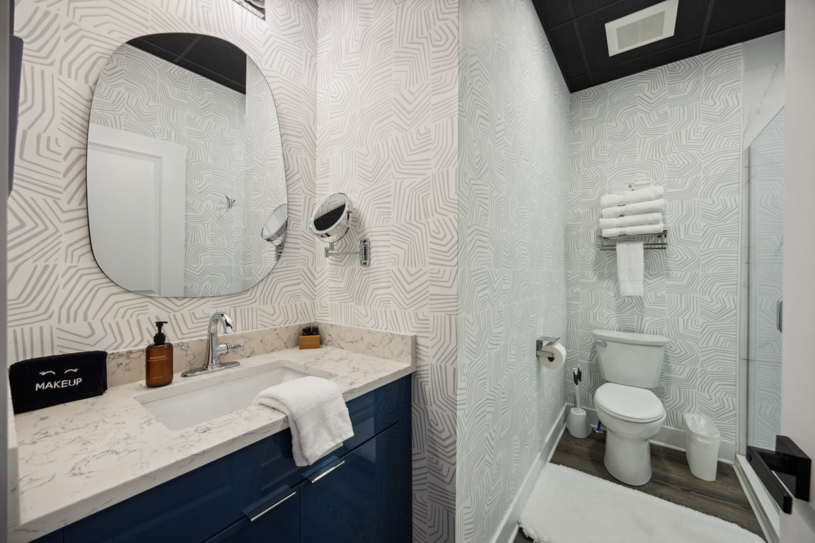The Entertainment Suite Bathroom, Louis X, Louisville, KY