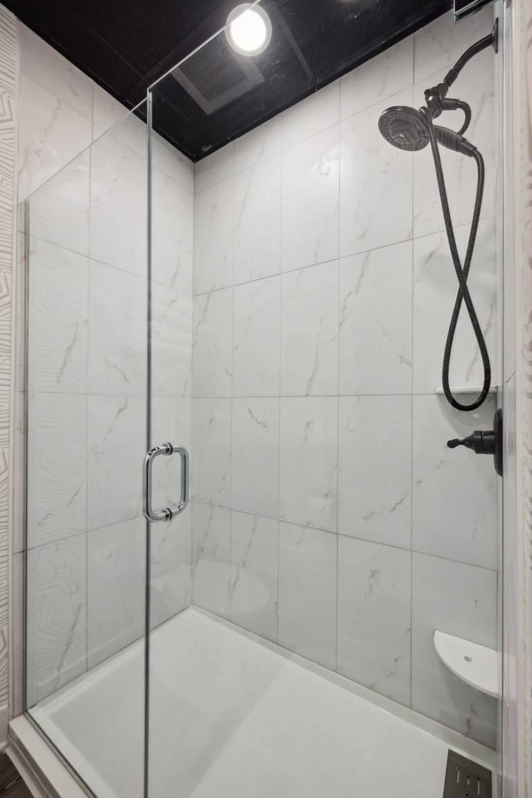 The Entertainment Suite Shower, Louis X, Louisville, KY